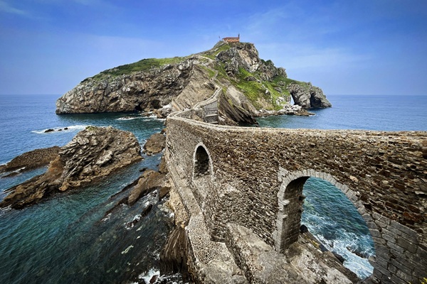 LES AVENTURIERS VOYAGEURS - AU NORD DE L'ESPAGNE, À LA CROISÉE DES CHEMINS
